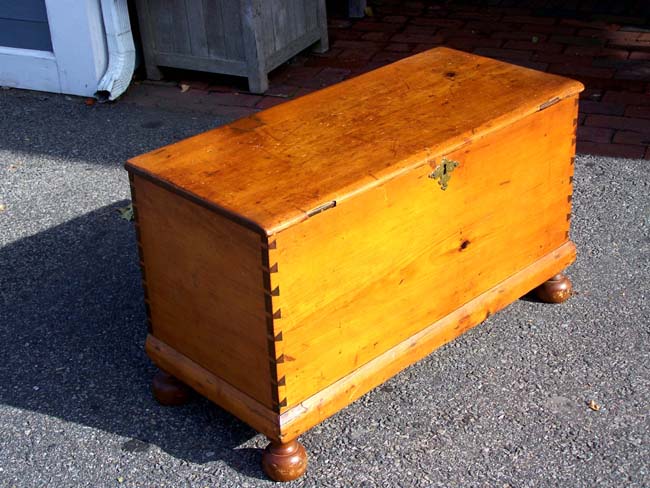 A Late 18th or early 19th century American Pine Lift-Top Child's Blanket Chest on Bun Feet — image 3